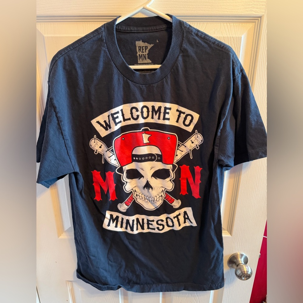 Navy Graphic Tee welcome to Mn sz L